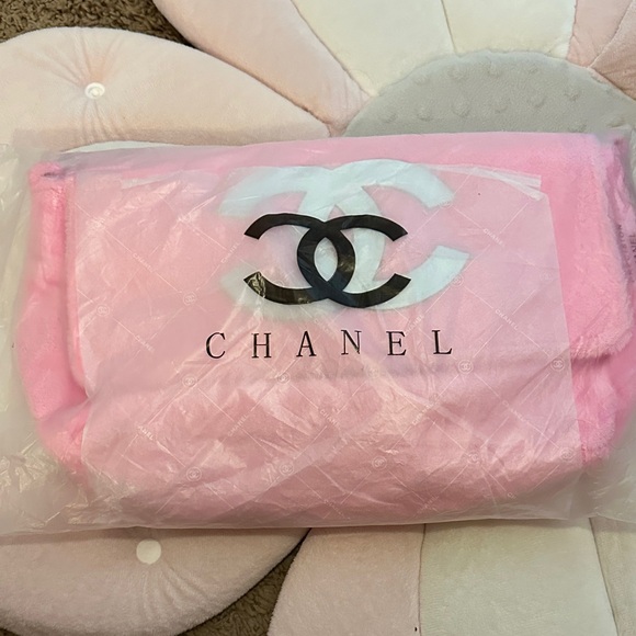 Chanel Precision Fuzzy Pink and White CC Logo
Crossbody Shoulder Bag New. - Picture 8 of 8